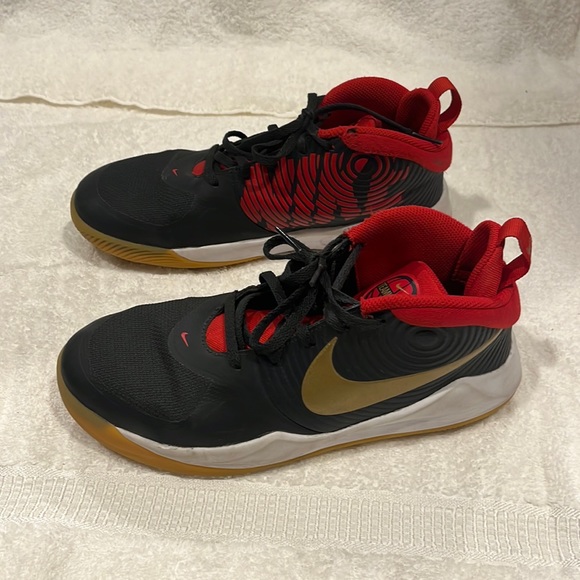 Nike Team Hustle basketball shoe, size 7Y - Picture 2 of 8